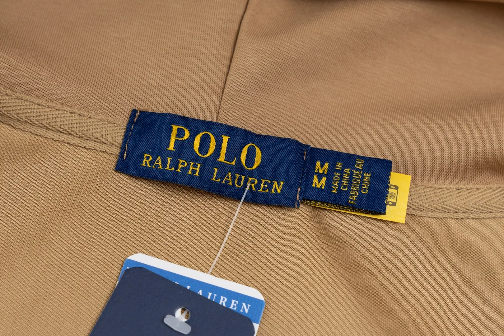 P236 #R95 Ralph Lauren/Ralph Lauren Twelve Color Pony🐎 Embroidered zipper cardigan jacket hooded sweatshirt This hooded sweatshirt is decorated with a simple style that represents Ralph Lauren. It is paired with a pony embroidery pattern, which is three-dimensional and full! The solid color fabric paired with exquisite embroidery instantly sets it off! Hooded sports design, loose and casual fit! The overall texture is very strong! Through the pictures, we can feel the thickness and texture of custom-woven and dyed threads. The workmanship is exquisite. They are shipped from major foreign trade factories. They are all made by masters with many years of experience. Everything is of high standards and requirements! Simple and versatile style ~ super delicate and soft, close to the body without being tied, all fabrics and accessories are original custom-made and of high quality! Perfectly reflects the brand’s sense of superiority! Standard cut, comfortable stretch, unrestricted movement! Highly practical, high-end and classy! Versatile style ~ can be paired with jeans or jogging pants. Ideal for transitioning from your morning commute to weekend events!  Color: Black with red label Black with white label Khaki Navy blue with red label Navy blue with white label White Light gray Dark gray Burgundy Army green Light blue Pink Size: S M L